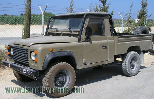 Land Rover Defender vs. Toyota Landcruiser series 80 